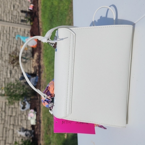 BETSEY JOHNSON WHITE CROSSBODY w/SCARF - Picture 6 of 8